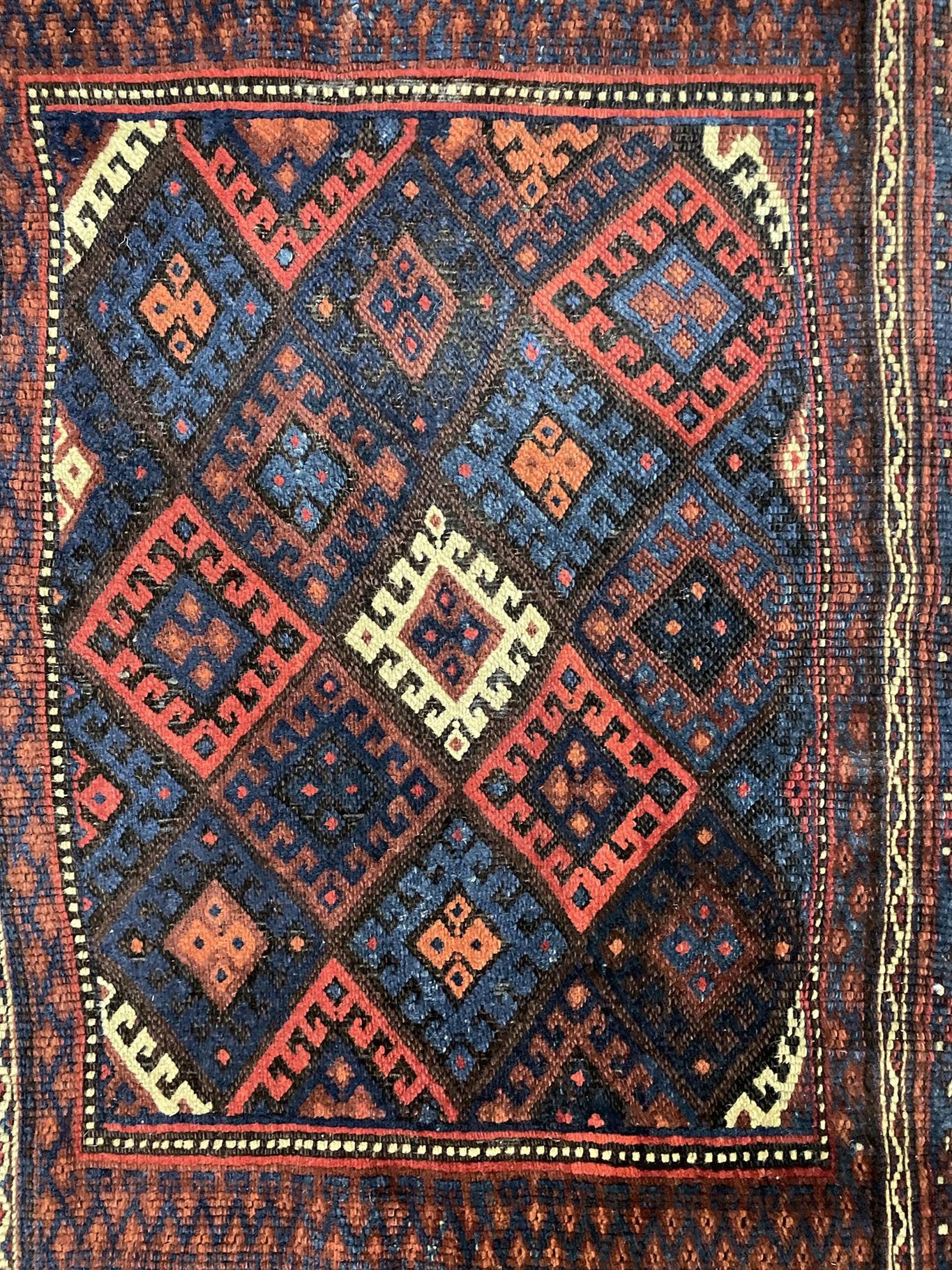 AORug#8218 size. 2' 10" x 3' 07"