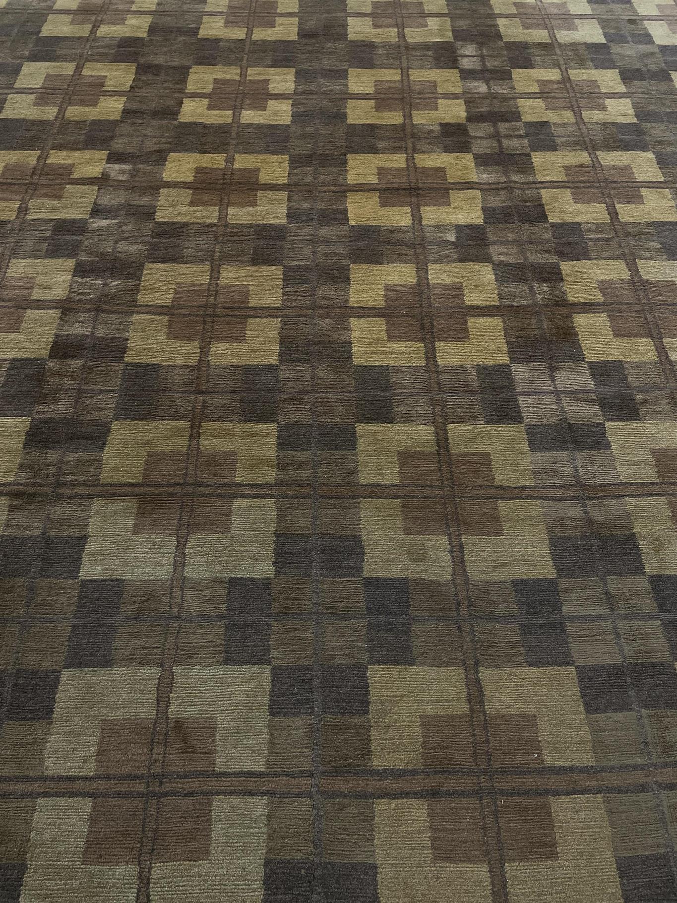 AORug#15768 size. 9' 09" x 9' 10"