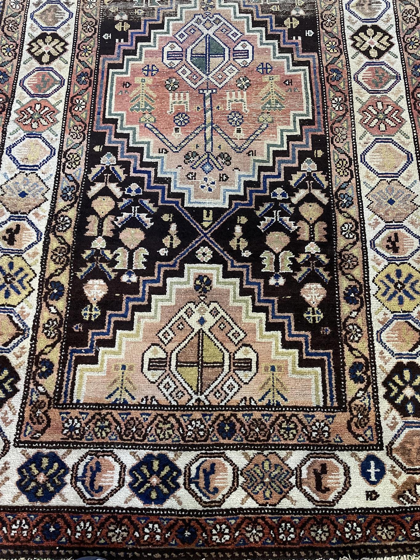 AORug#1909 size. 3' 04" x 7' 03"