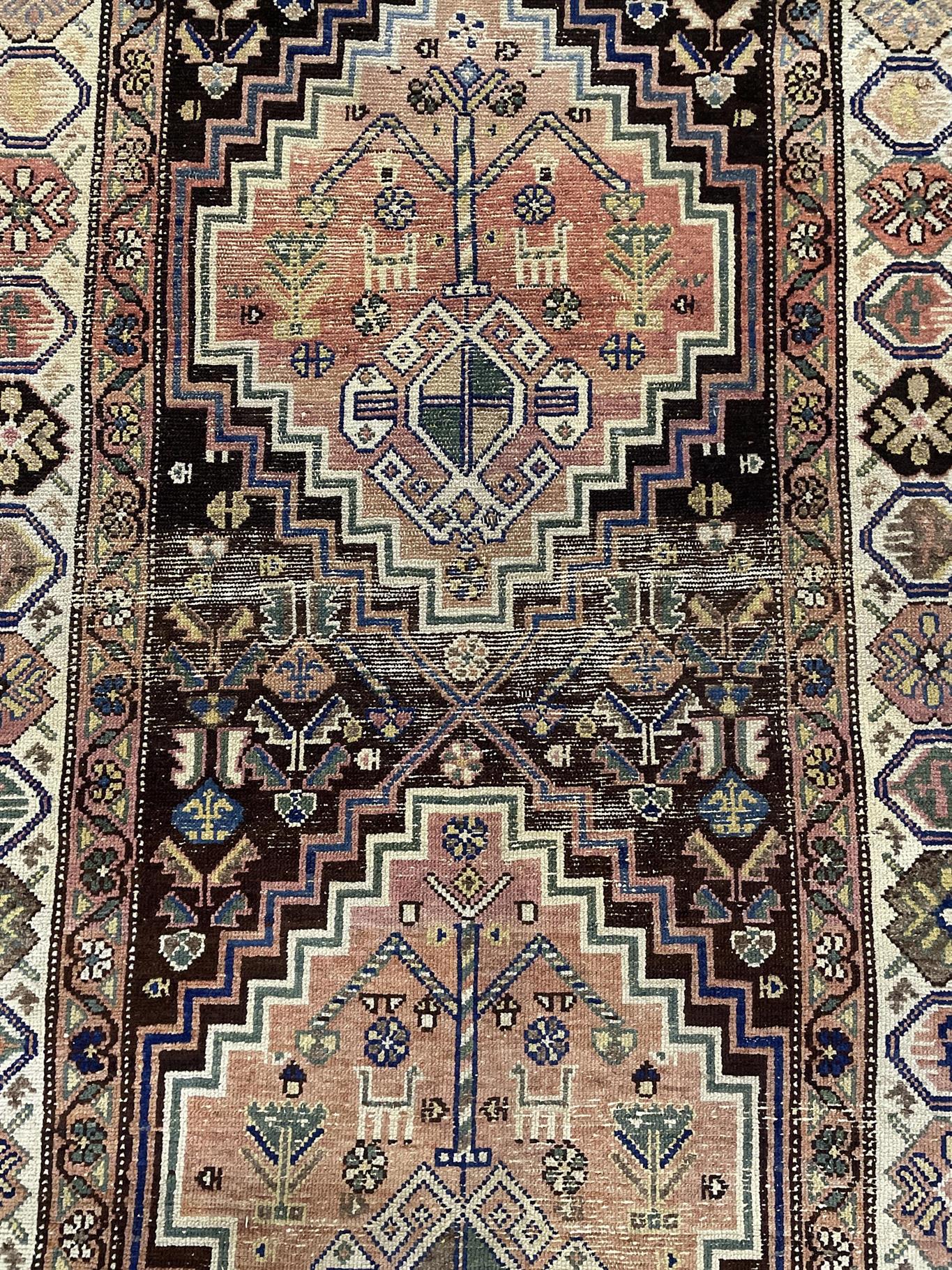 AORug#1909 size. 3' 04" x 7' 03"