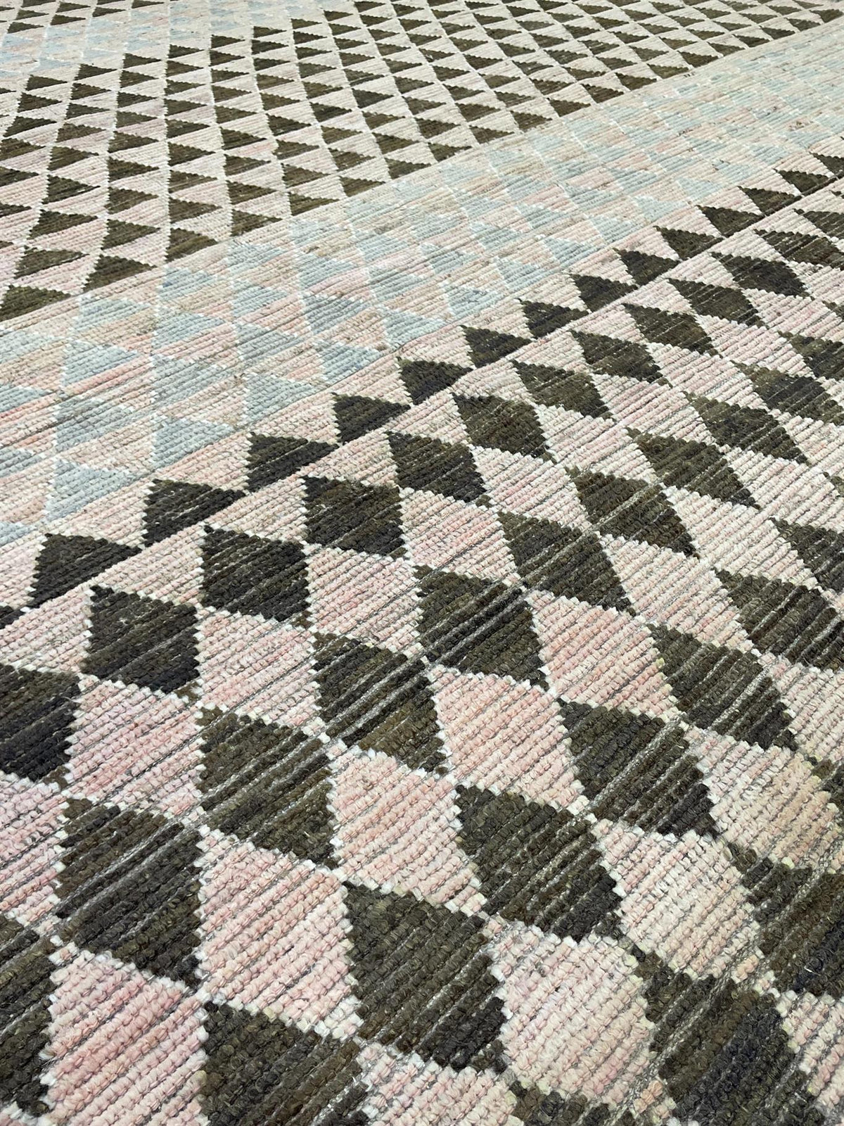 AORug#16396 size. 9' 09" x 12' 08"