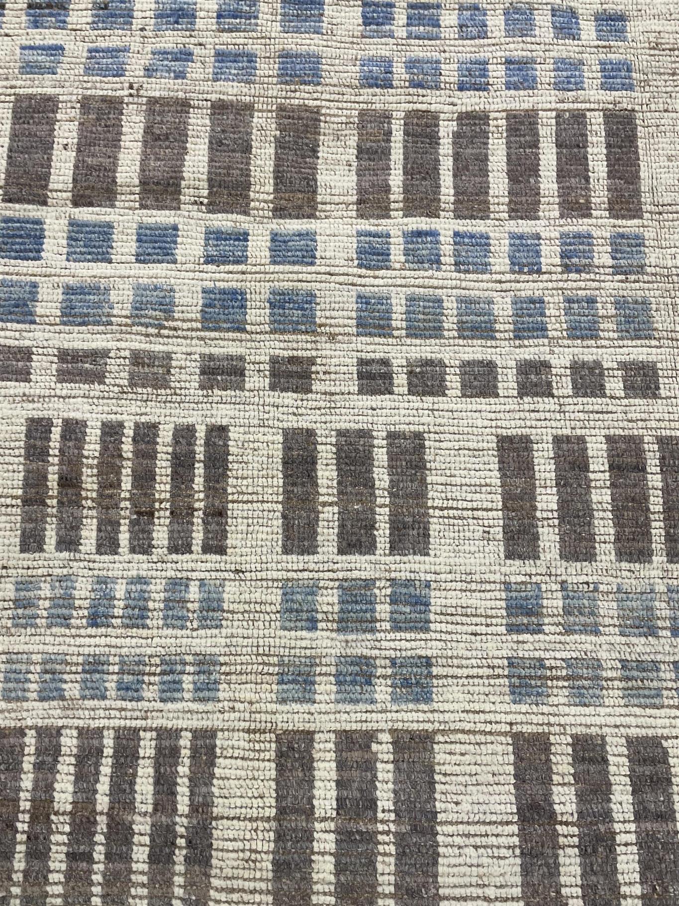 AORug#16471 size. 10' 02" x 13' 03"
