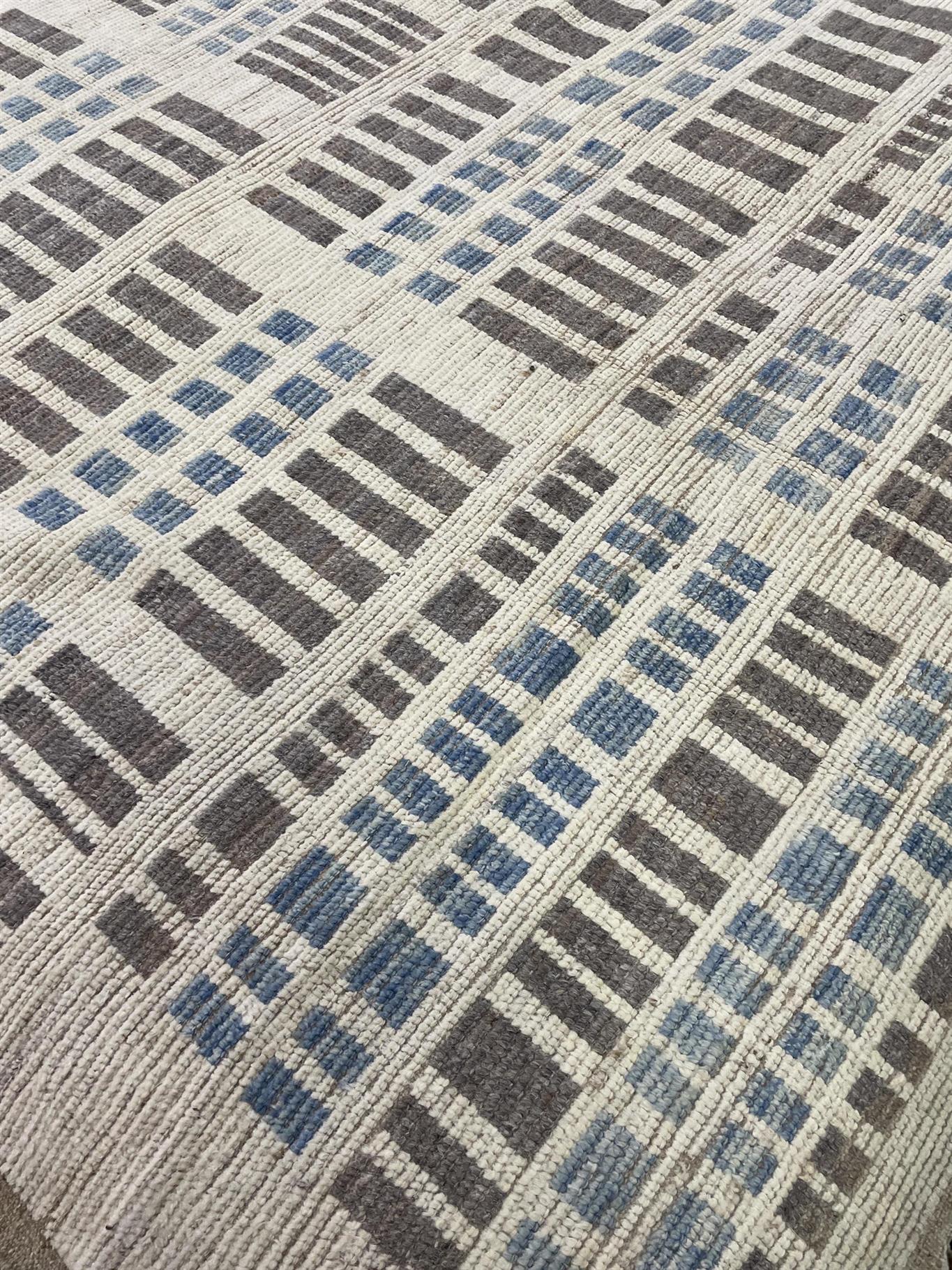 AORug#16471 size. 10' 02" x 13' 03"