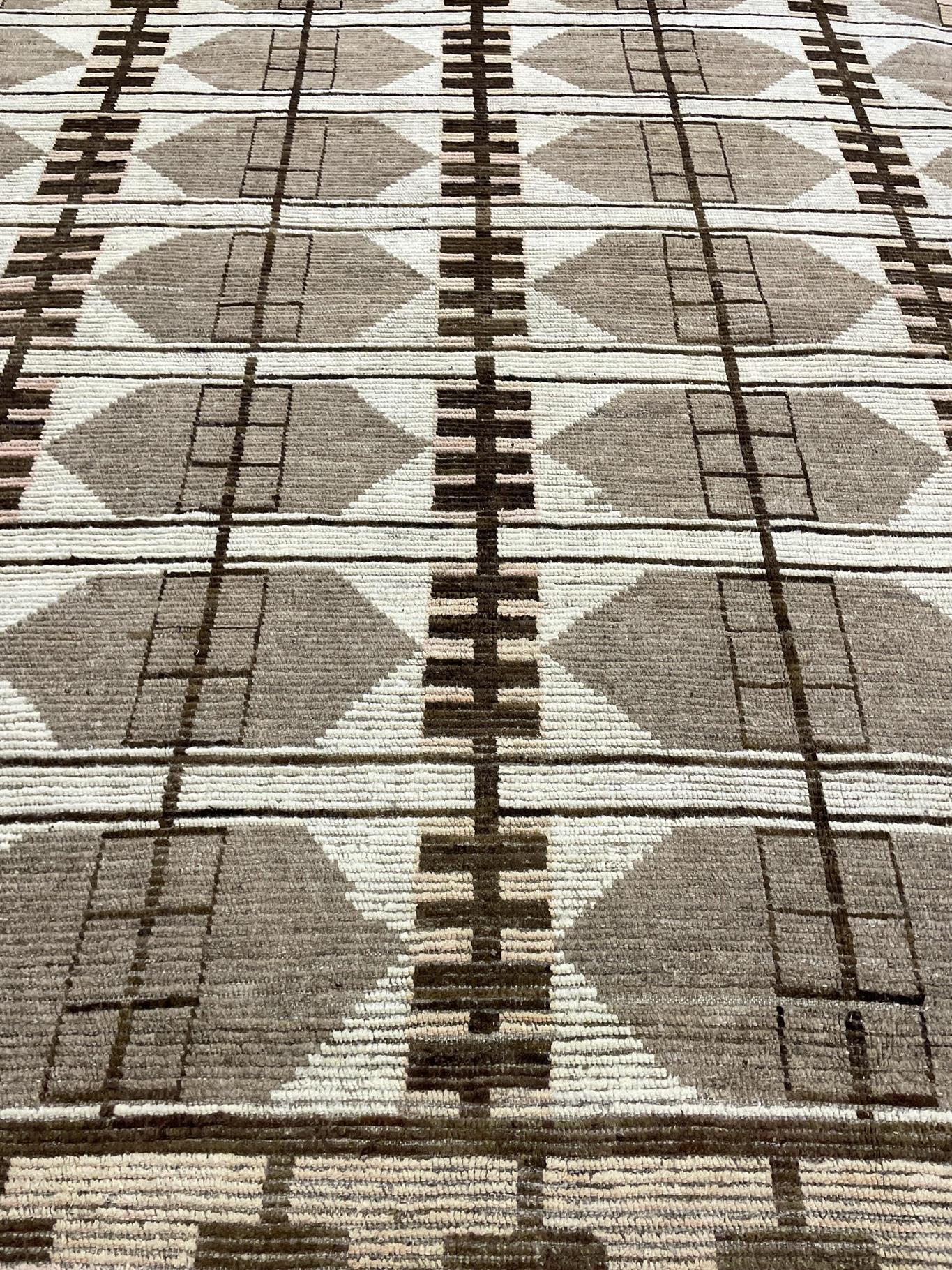 AORug#16384 size. 8' 11" x 12' 02"