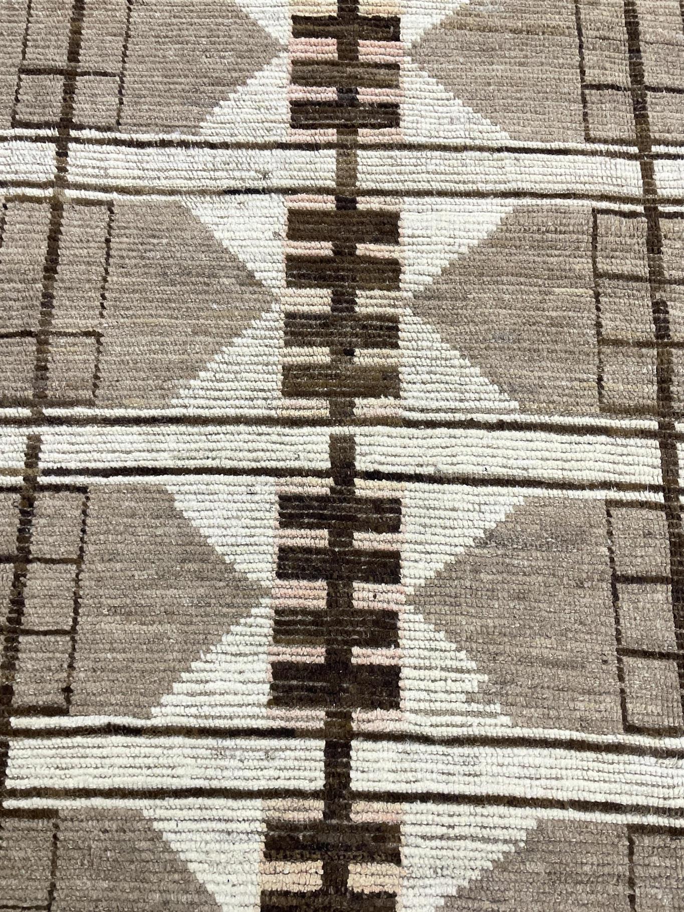 AORug#16384 size. 8' 11" x 12' 02"