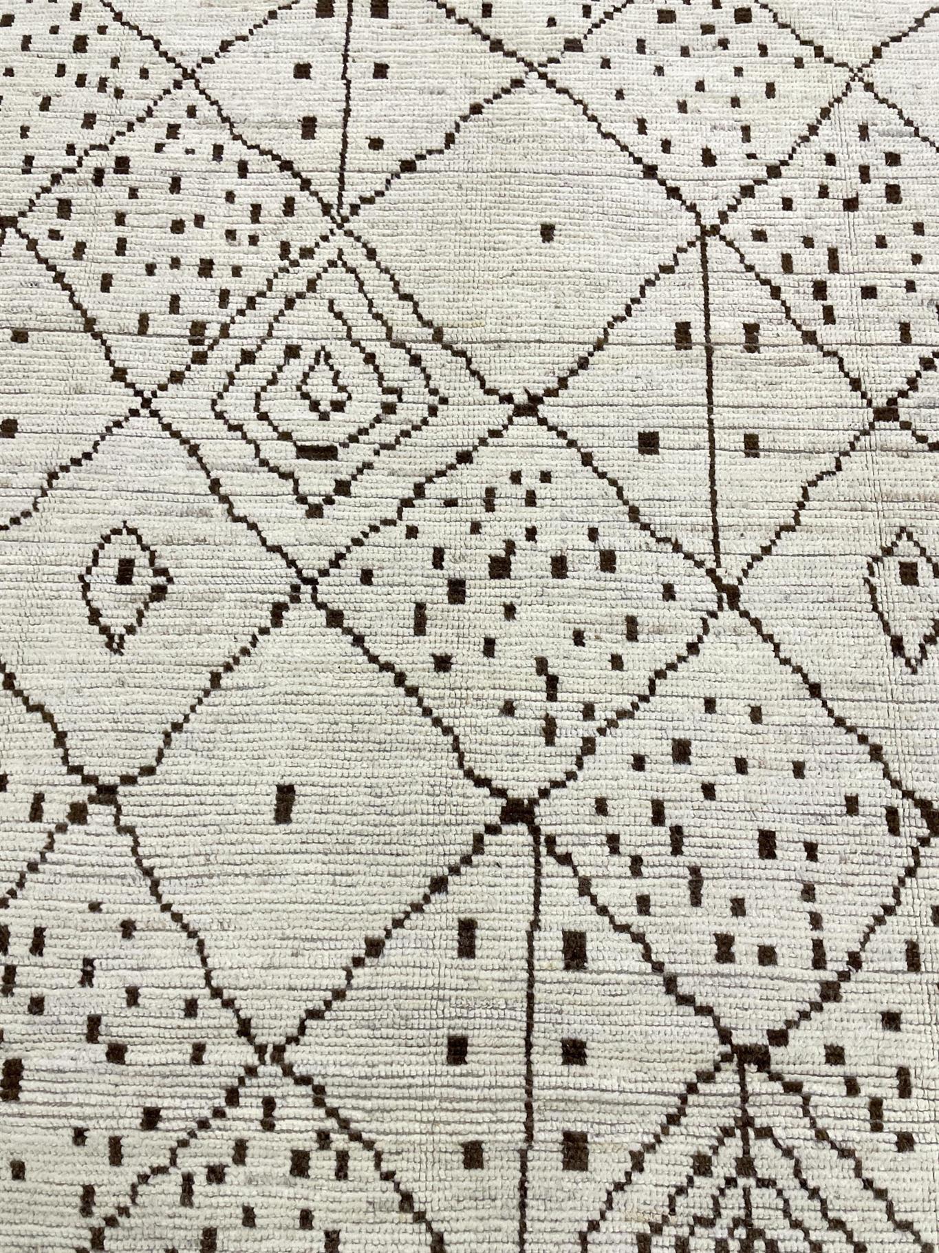 AORug#16457 size. 10' 01" x 13' 10"