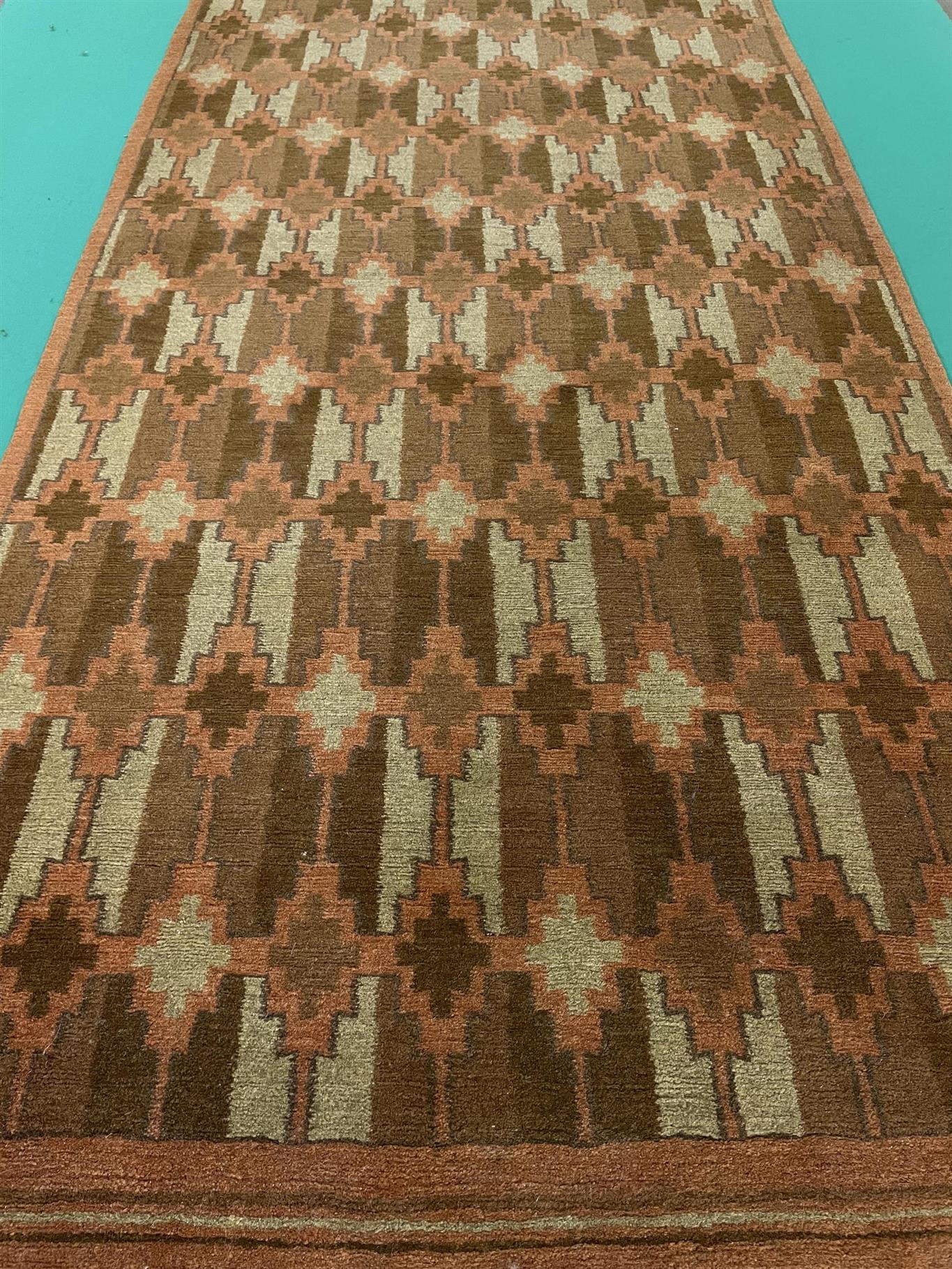 AORug#15834 size. 3' 01" x 6' 05"