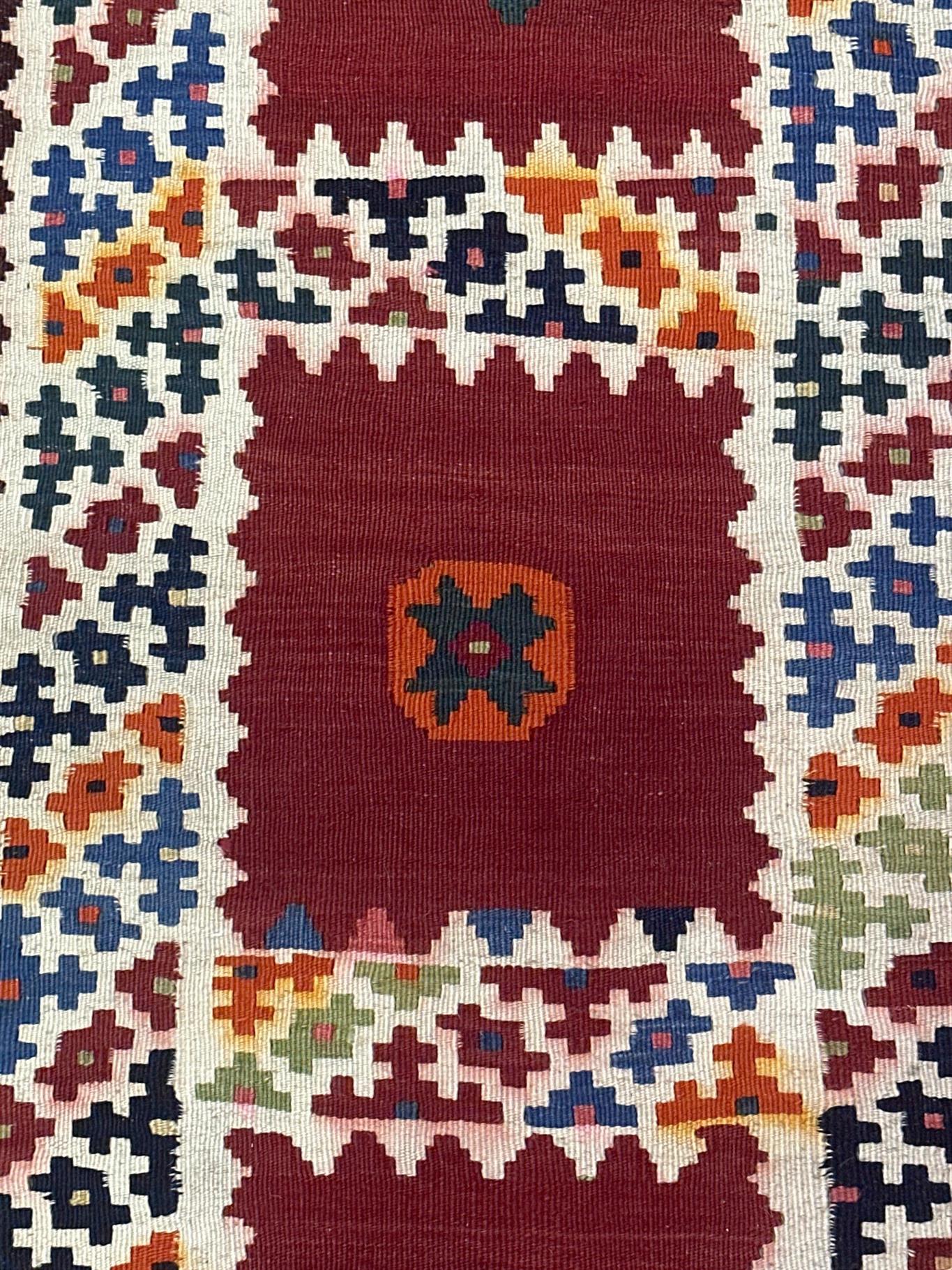 AORug#8774 size. 4' 04" x 7' 08"