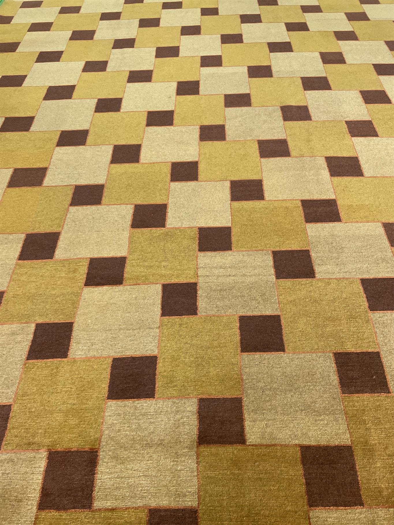 AORug#16682 size. 10' 00" x 13' 00"