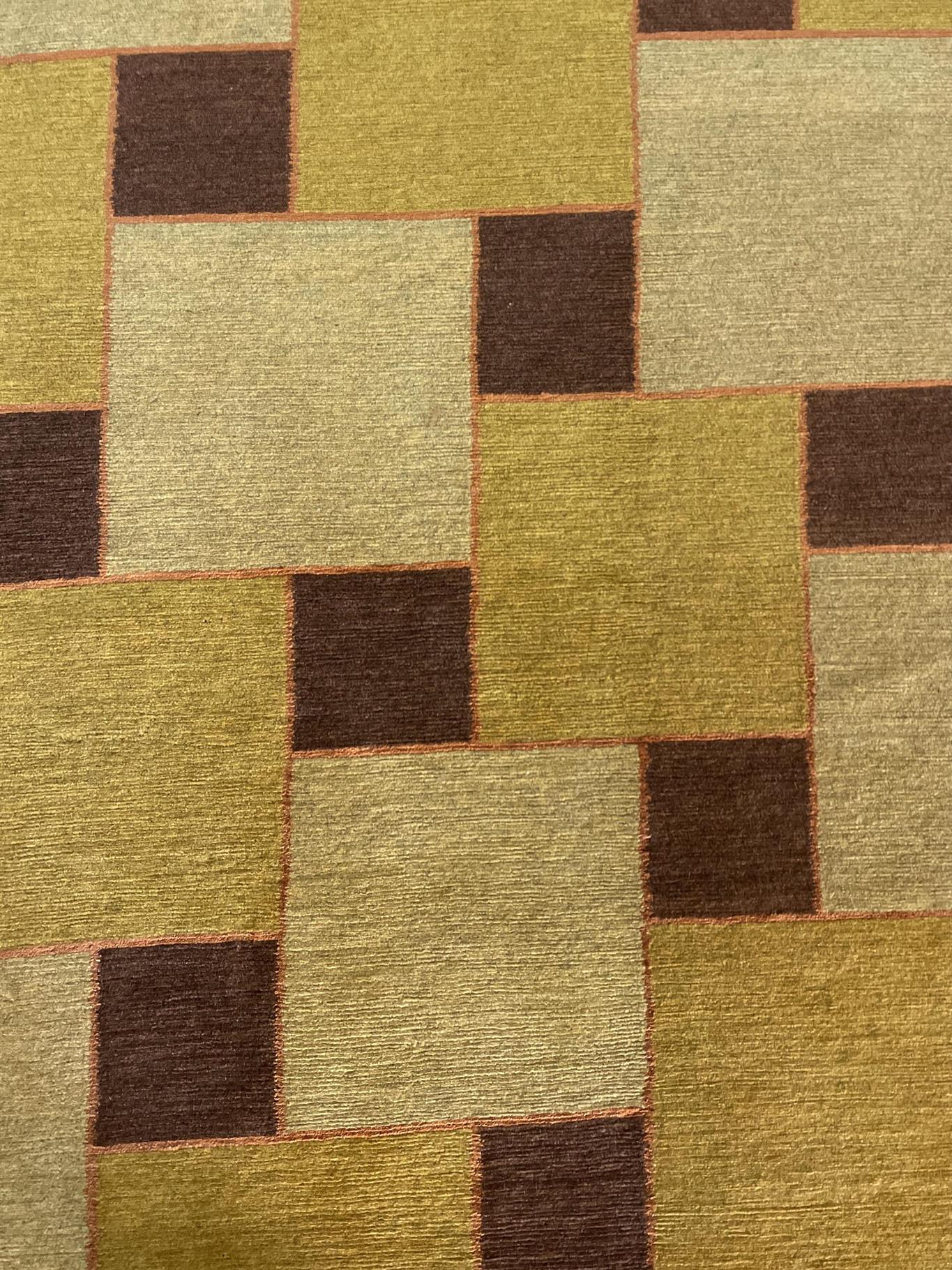 AORug#16682 size. 10' 00" x 13' 00"