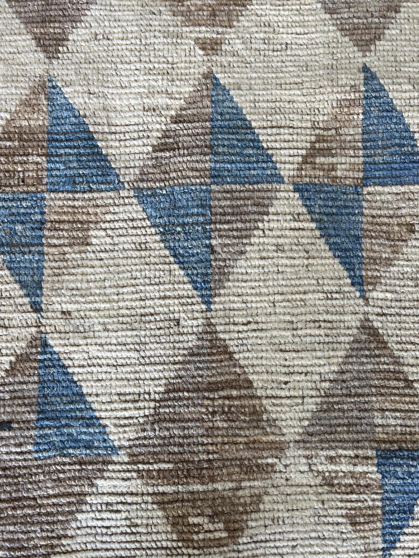 AORug#16410 size. 8' 11" x 11' 05"