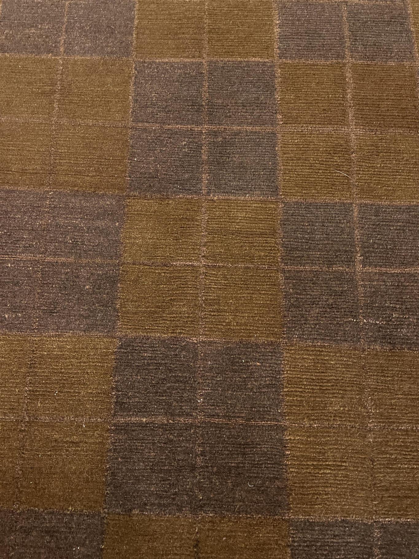 AORug#15442 size. 6' 08" x 6' 07"