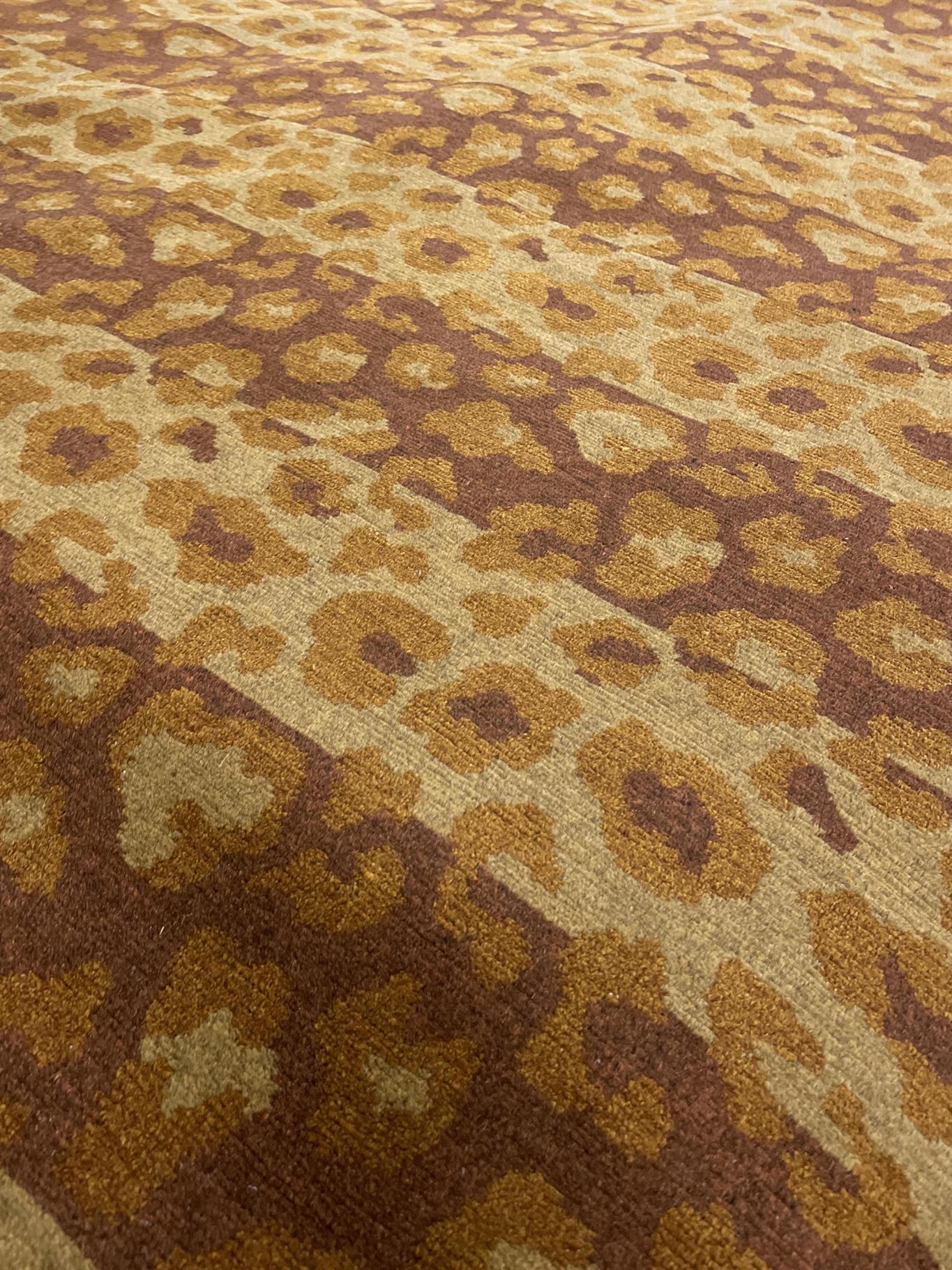 AORug#15393 size. 8' 10" x 8' 10"