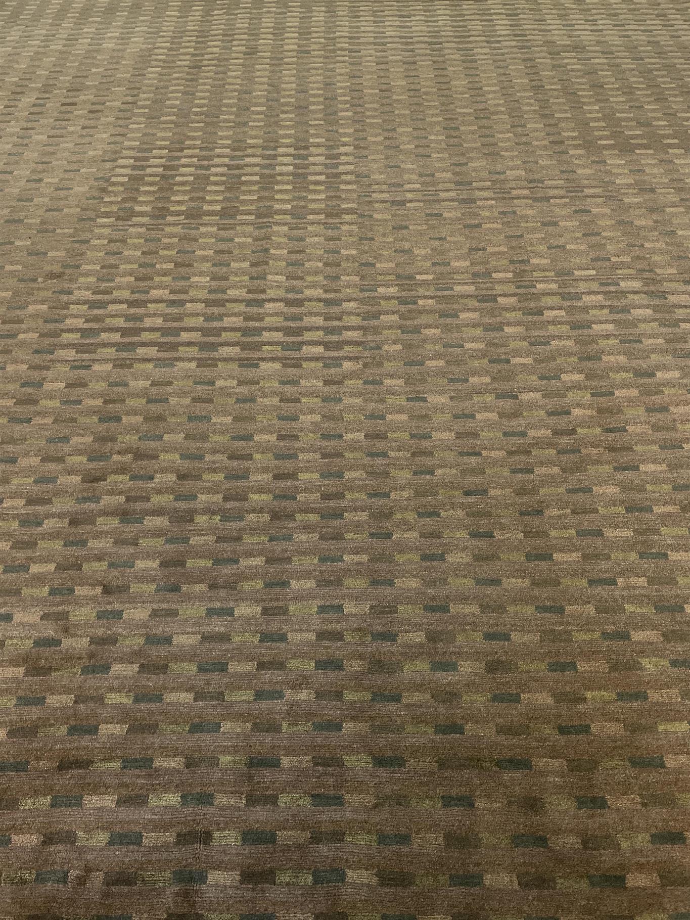 AORug#15731 size. 9' 05" x 12' 02"