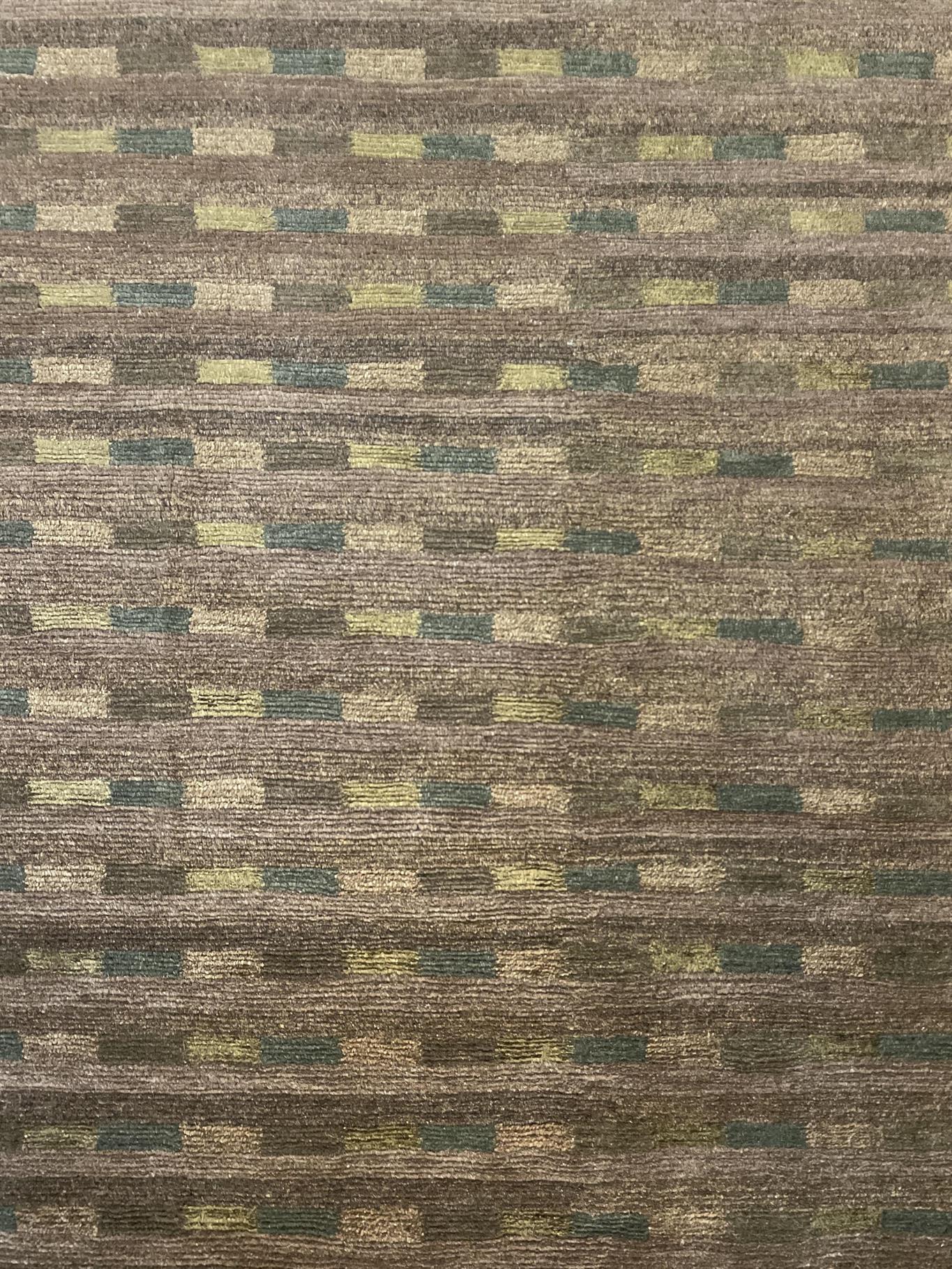 AORug#15731 size. 9' 05" x 12' 02"