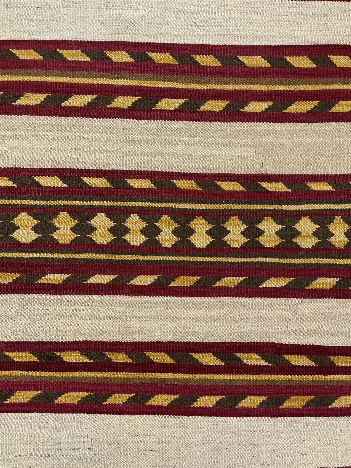 AORug#16574 size. 5'0" X 8'0"