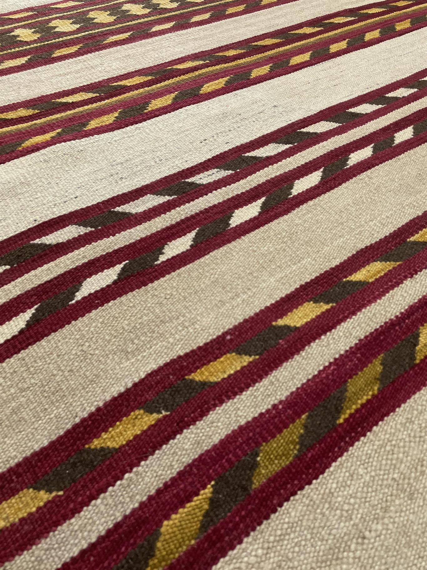 AORug#16574 size. 5'0" X 8'0"