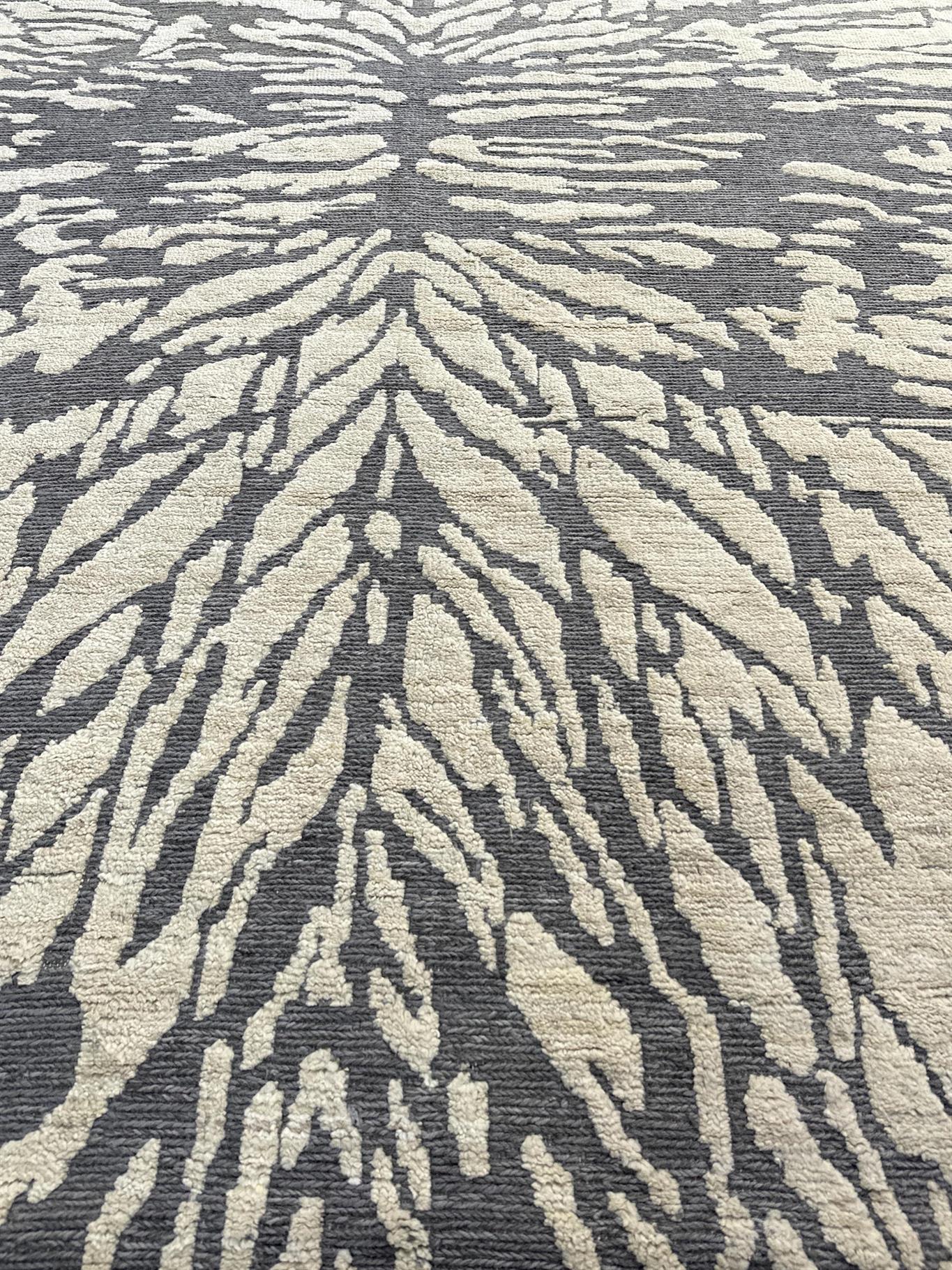 AORug#16579 size. 8' 10" x 12' 00"
