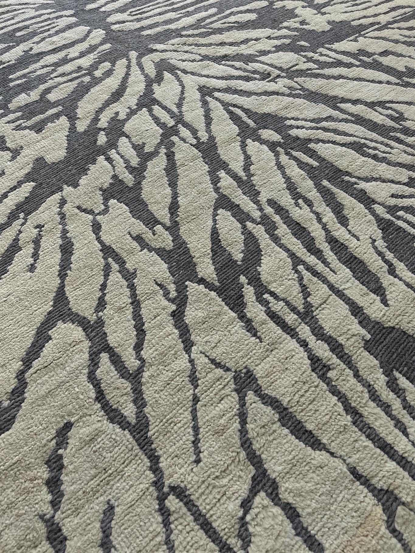 AORug#16579 size. 8' 10" x 12' 00"