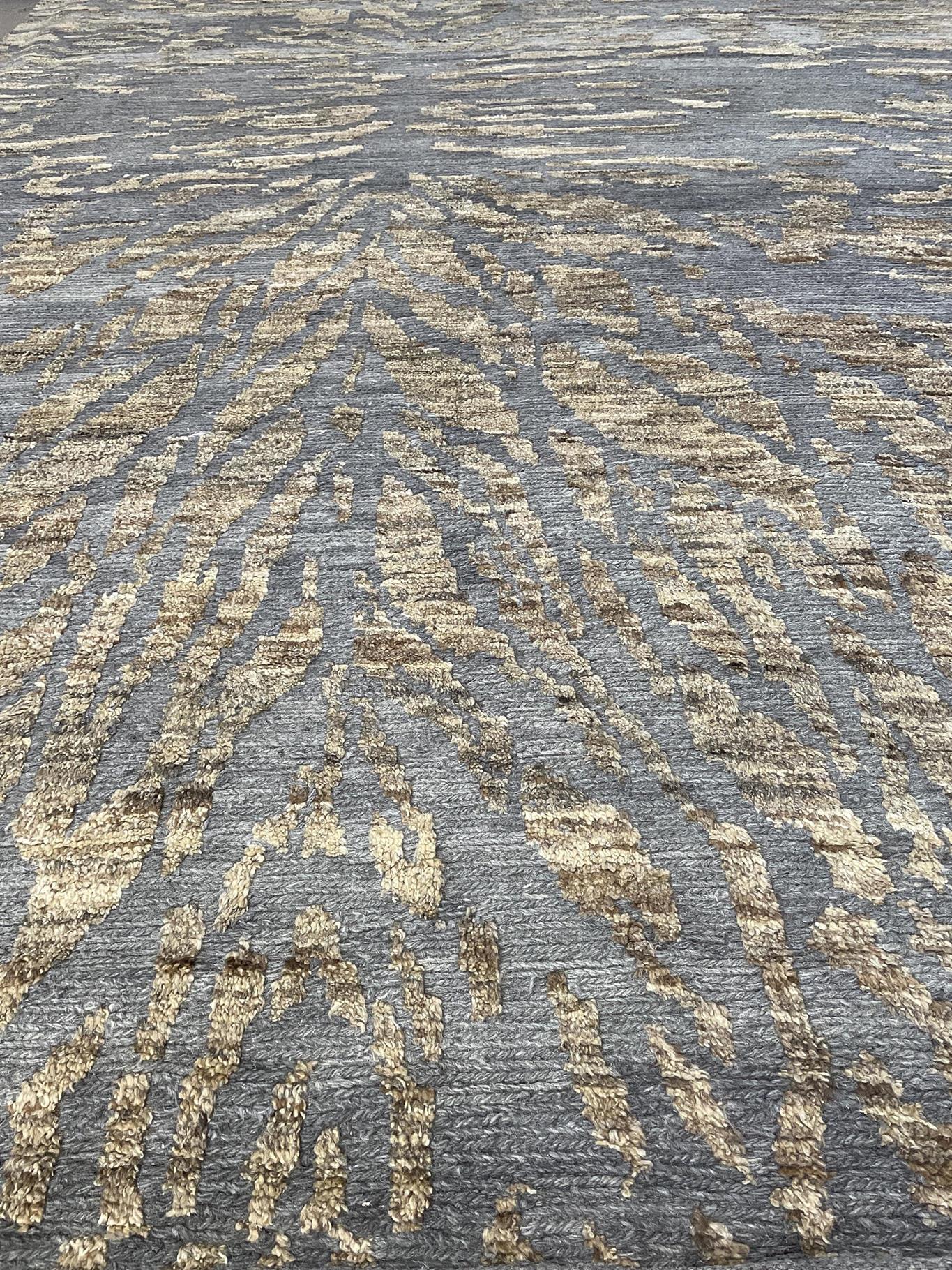 AORug#16819 size. 9' 11" x 14' 01"