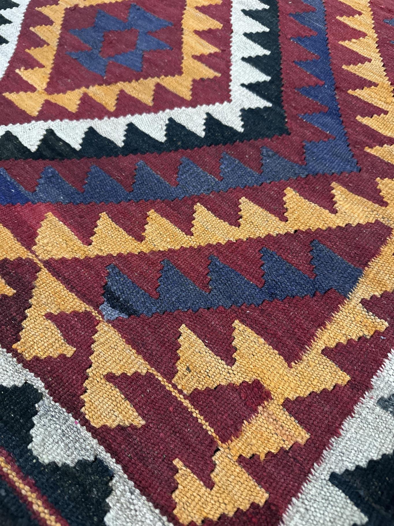 AORug#2261 size. 3' 02" x 6' 03"