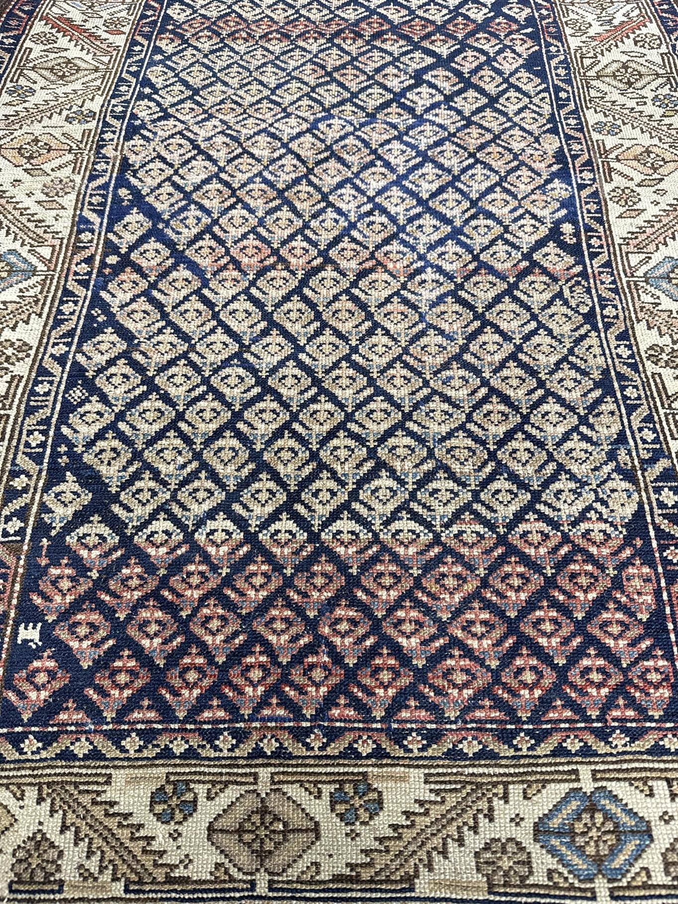 AORug#1442 size.3' 04" x 6' 05"