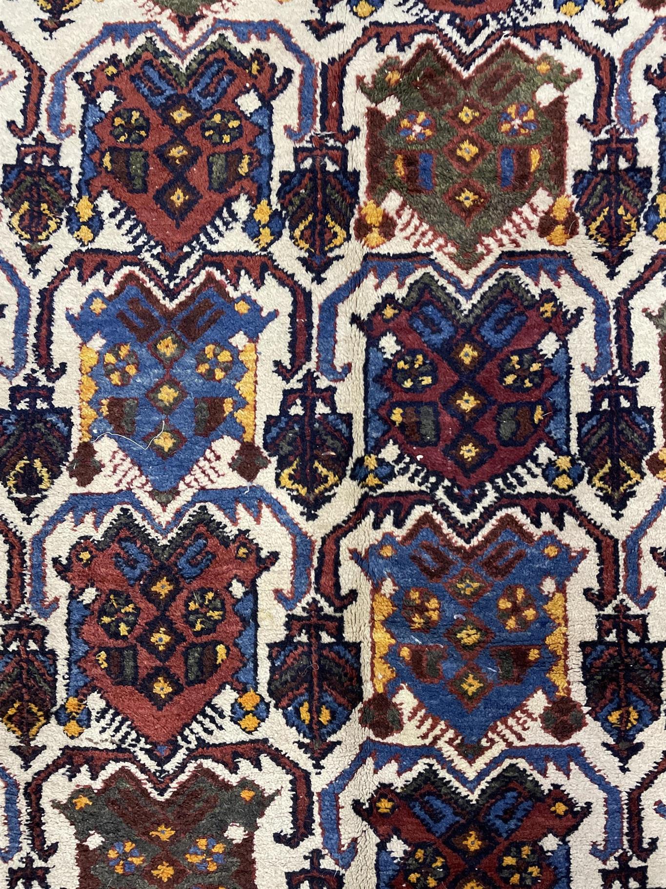AORug#12049 size. 3' 10" x 5' 04"