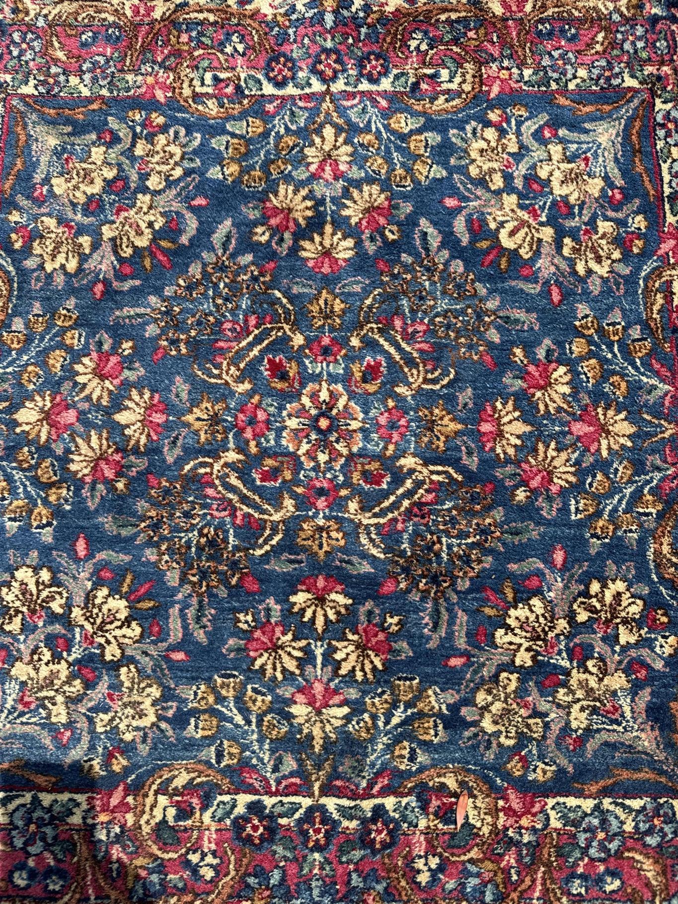AORug#3943 size. 3' 00" x 3' 00"