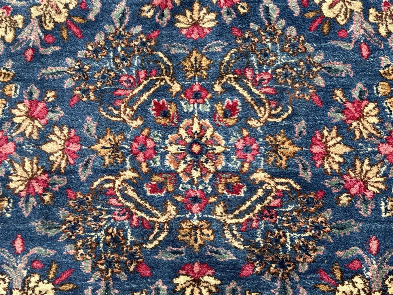 AORug#3943 size. 3' 00" x 3' 00"