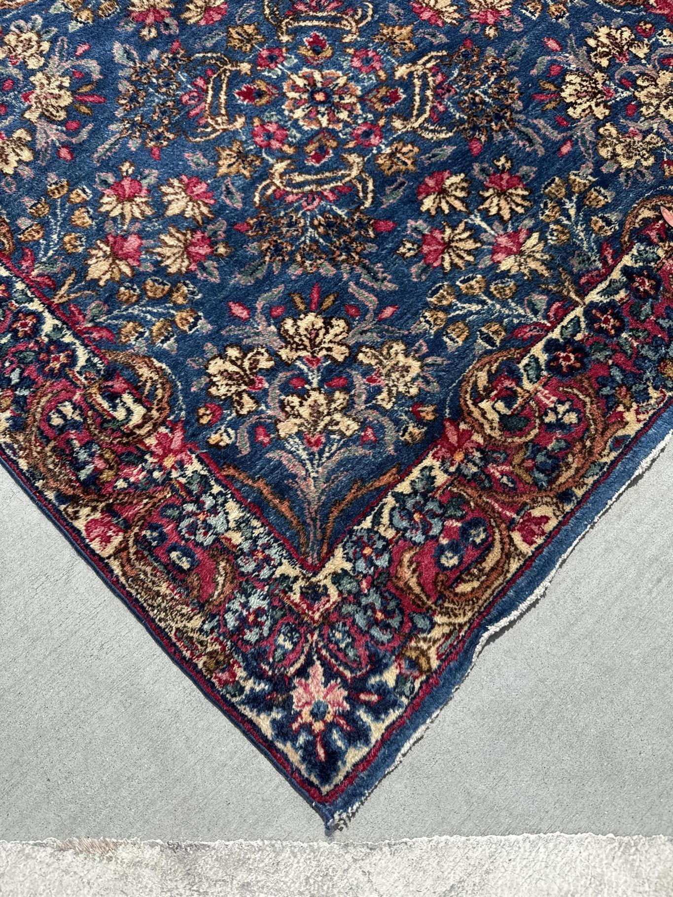 AORug#3943 size. 3' 00" x 3' 00"