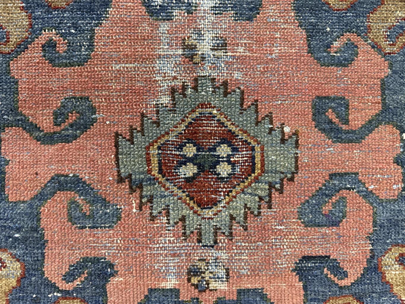 AORug#5233 size. 2' 07" x 3' 09"