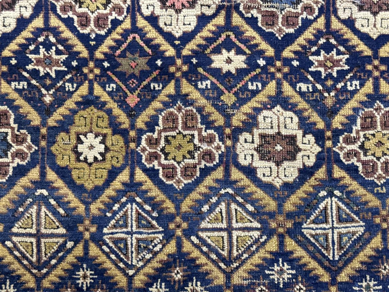 AORug#14696 size. 4' 00" x 5' 03"