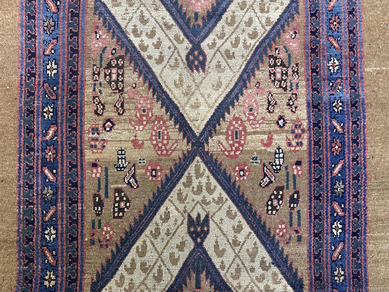 AORug#16490 size. 4' 04" x 9' 06"