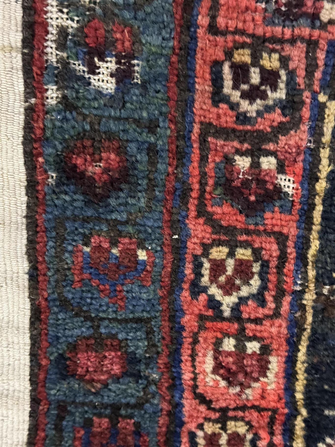 AORug#18687 size. 1' 00" x 1' 00"