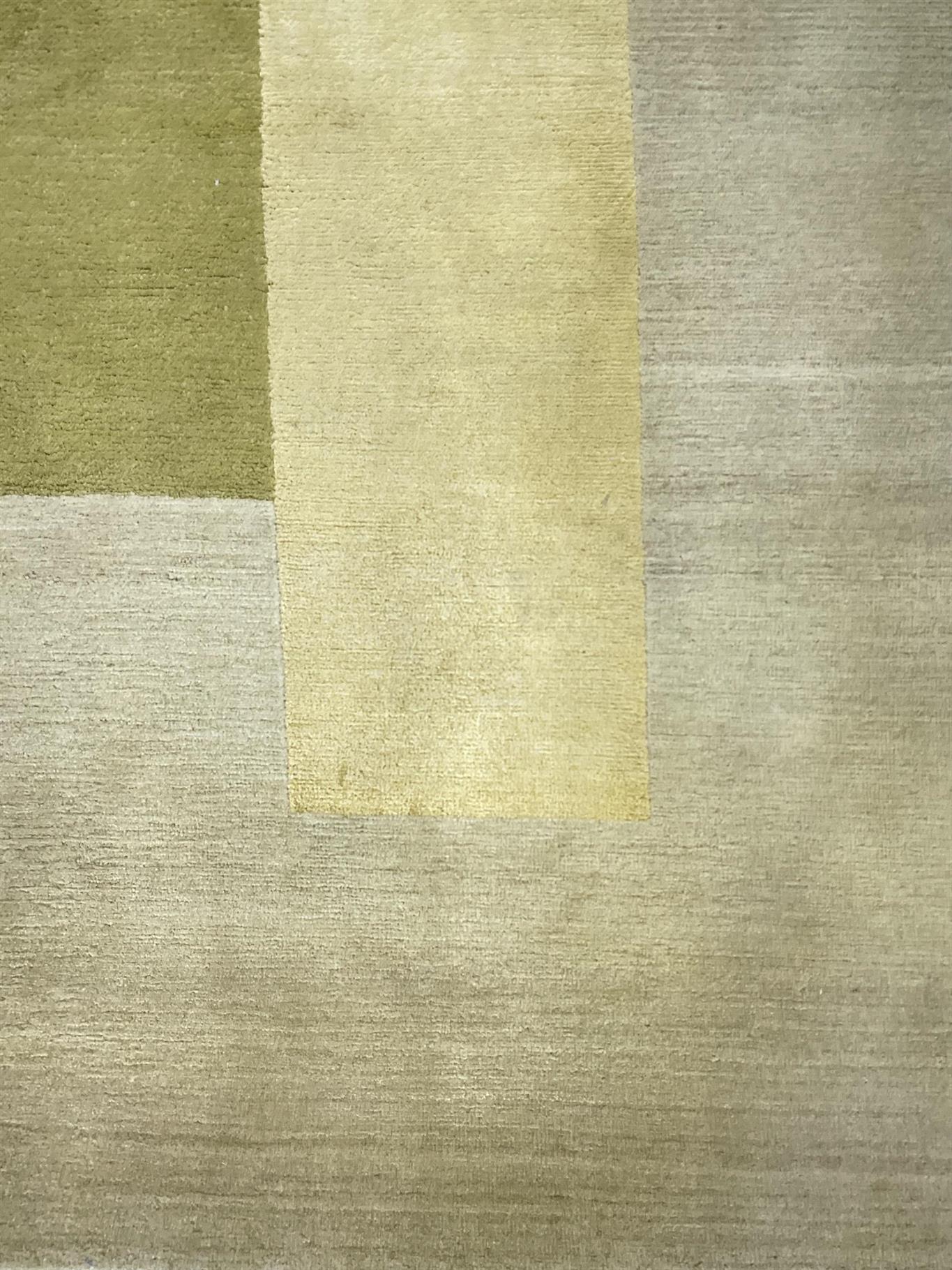 AORug#18860 size. 3' 11" x 5' 10"