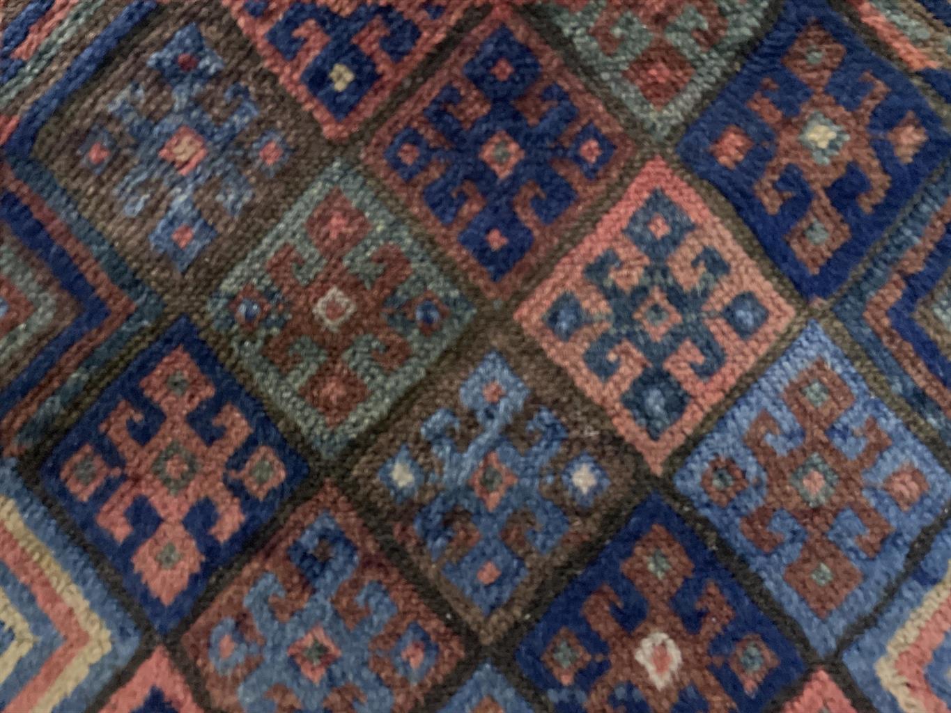AORug#18689 size. 1' 00" x 2' 00"