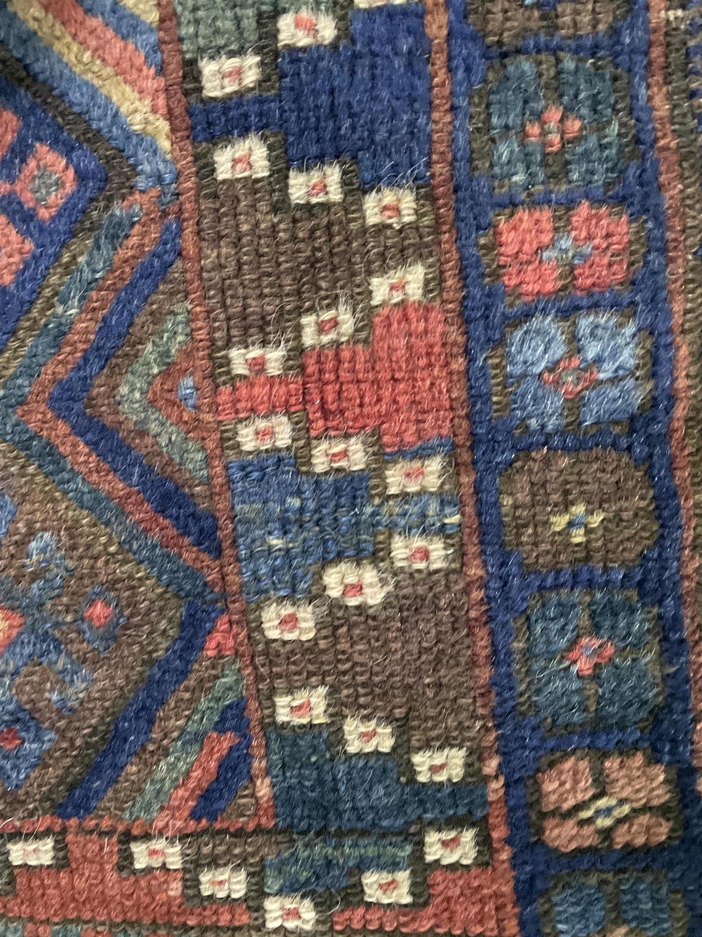 AORug#18689 size. 1' 00" x 2' 00"