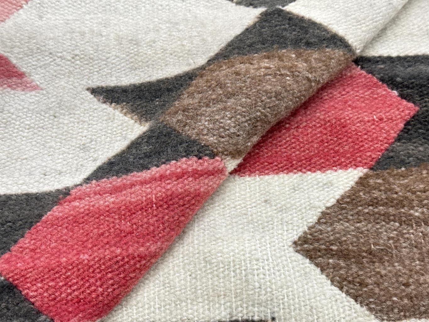 AORug#5247 size. 1' 05" x 2' 08"